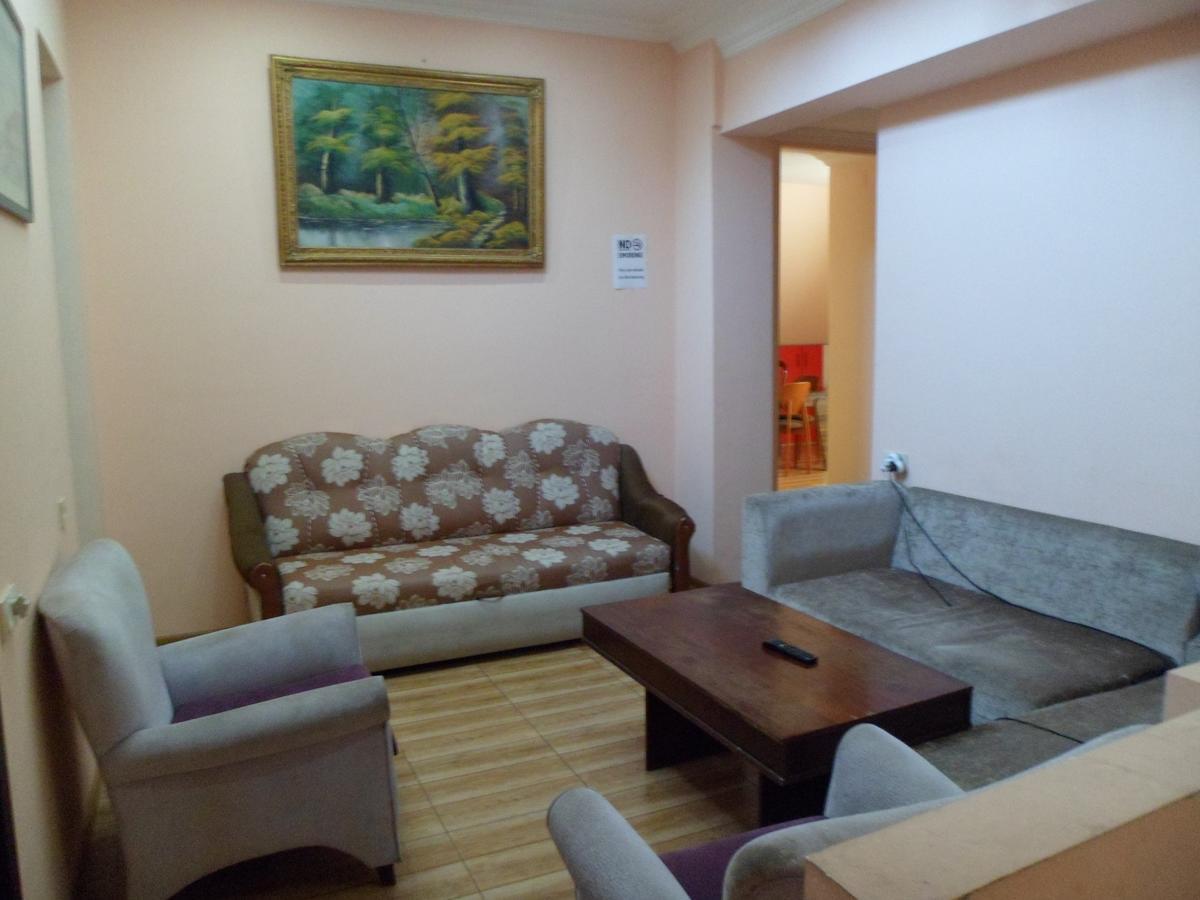 Everyday Cat Hostel Μπατούμι Εξωτερικό φωτογραφία